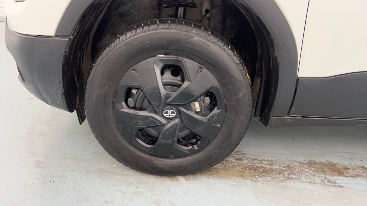 Used 2024 Tata Punch Pure MT Petrol Manual tyres LEFT FRONT TYRE RIM VIEW