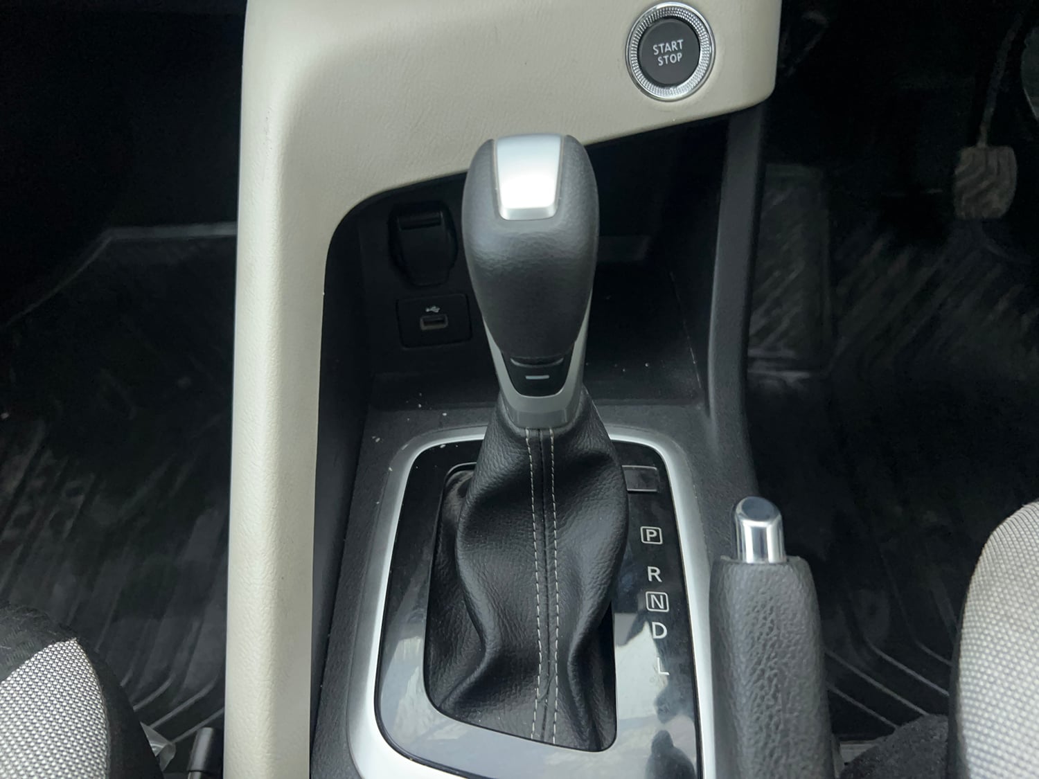 Used 2023 Nissan Magnite XV Turbo CVT Petrol Automatic interior GEAR  KNOB VIEW