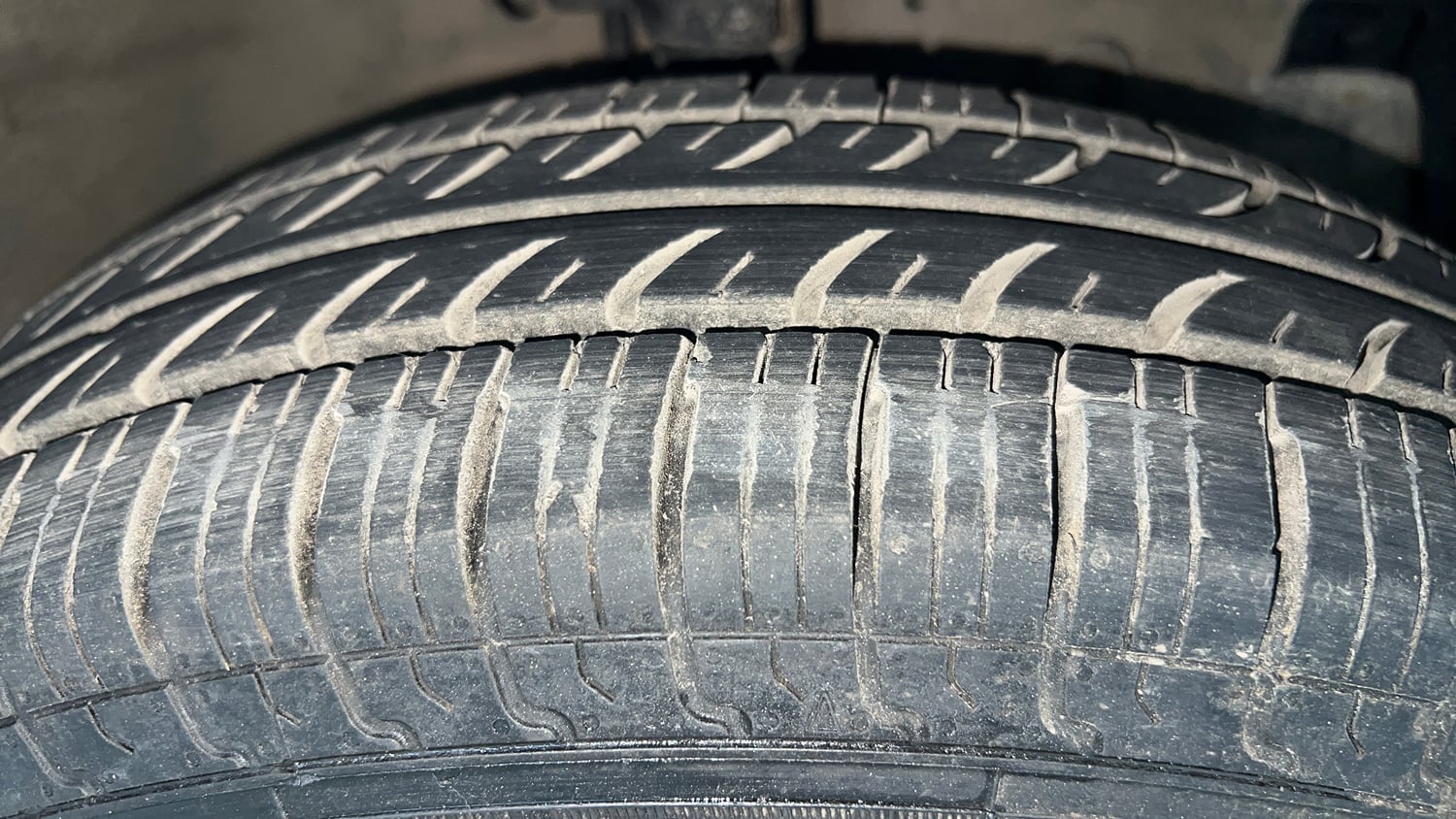 Used 2017 Maruti Suzuki Swift Lxi (O) Petrol Manual tyres RIGHT FRONT TYRE TREAD VIEW