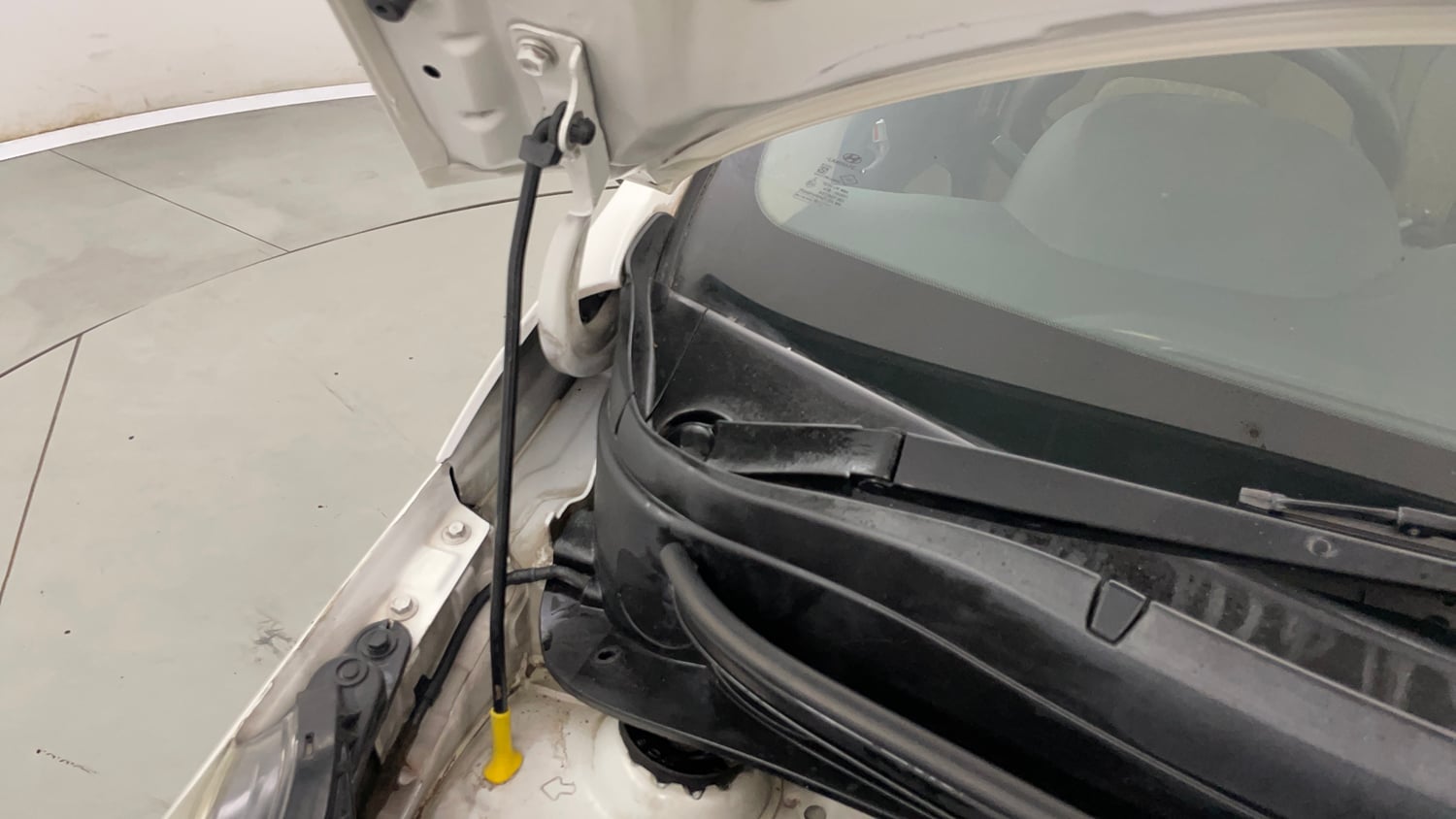 Used 2014 Hyundai Xcent S 1.2 (O) Petrol Manual engine ENGINE RIGHT SIDE HINGE & APRON VIEW