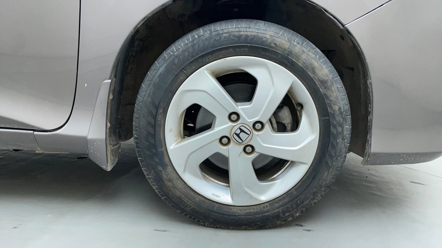 Used 2014 Honda City V Petrol Manual tyres RIGHT FRONT TYRE RIM VIEW
