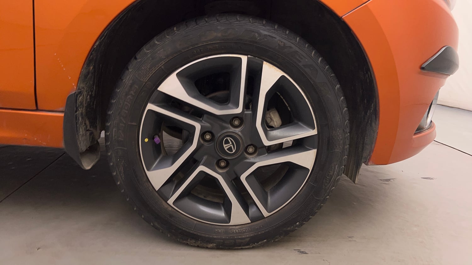 Used 2019 Tata Tiago Revotron XZ Plus Petrol Manual tyres RIGHT FRONT TYRE RIM VIEW