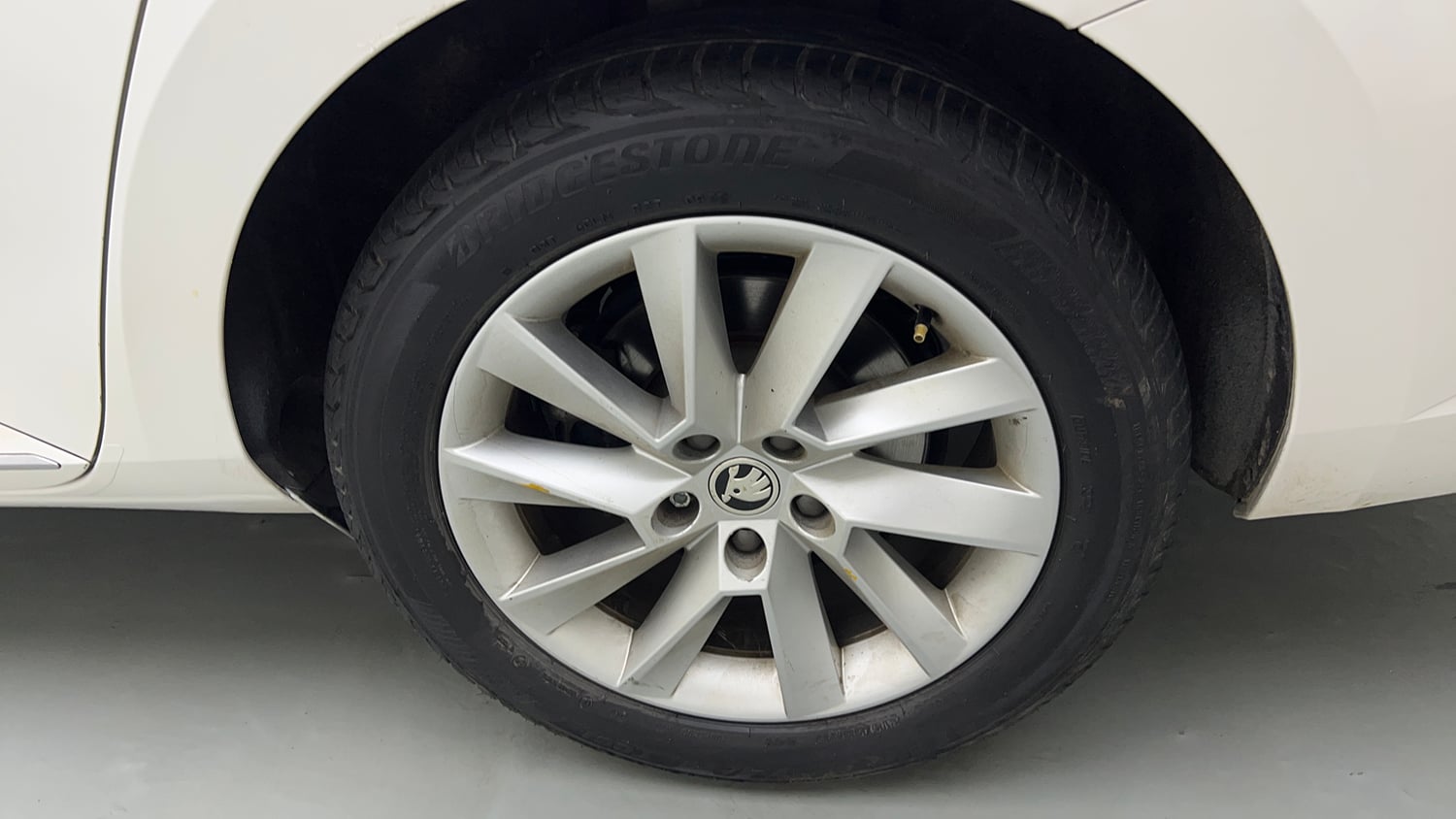 Used 2018 Skoda Superb L&K TSI AT Petrol Automatic tyres LEFT REAR TYRE RIM VIEW