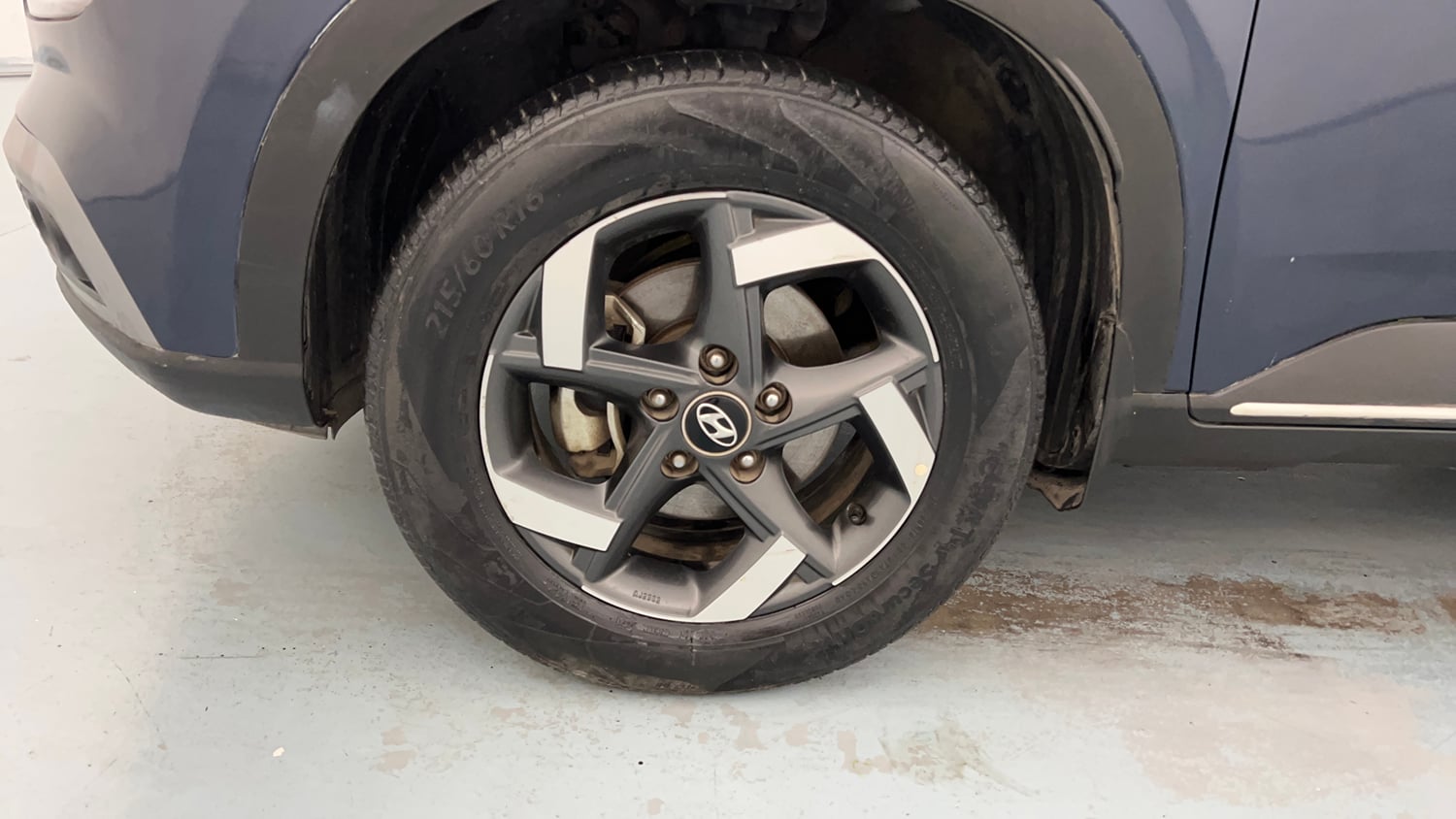 Used 2020 Hyundai Venue SX 1.4 CRDi Dual Tone Diesel Manual tyres LEFT FRONT TYRE RIM VIEW