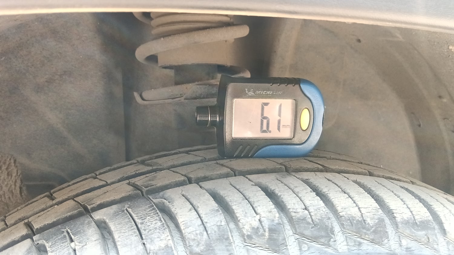 Used 2023 Renault Kwid RXT 1.0 AMT Petrol Automatic tyres RIGHT FRONT TYRE TREAD VIEW