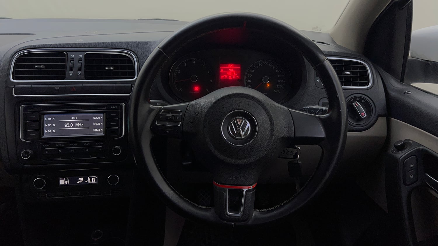 Used 2013 Volkswagen Polo Highline1.2L (P) Petrol Manual top_features Steering mounted controls