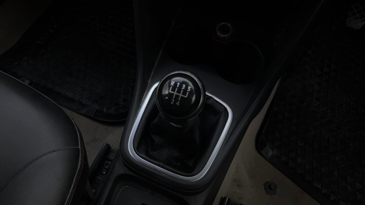 Used 2013 Volkswagen Polo Highline1.2L (P) Petrol Manual interior GEAR  KNOB VIEW