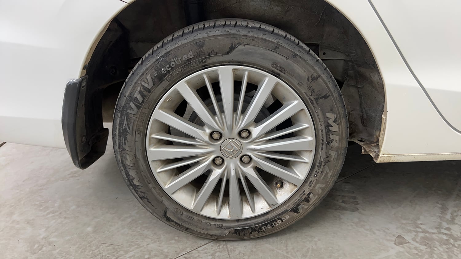 Used 2022 Honda City V CVT Petrol Petrol Automatic tyres RIGHT REAR TYRE RIM VIEW