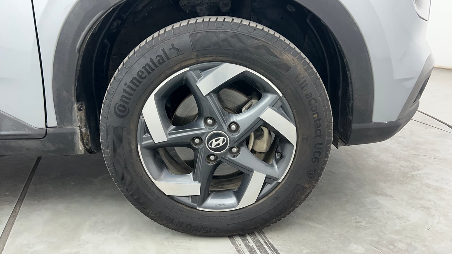 Used 2019 Hyundai Venue SX Plus 1.0 Turbo DCT Petrol Automatic tyres RIGHT FRONT TYRE RIM VIEW