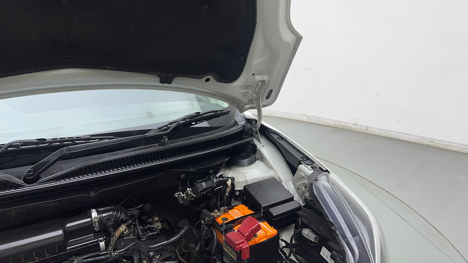 Used 2020 Maruti Suzuki Baleno Zeta Petrol Manual engine ENGINE LEFT SIDE HINGE & APRON VIEW
