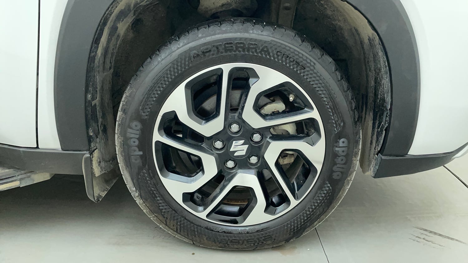 Used 2024 Maruti Suzuki Invicto Alpha Plus 7 STR Hybrid Automatic tyres RIGHT FRONT TYRE RIM VIEW