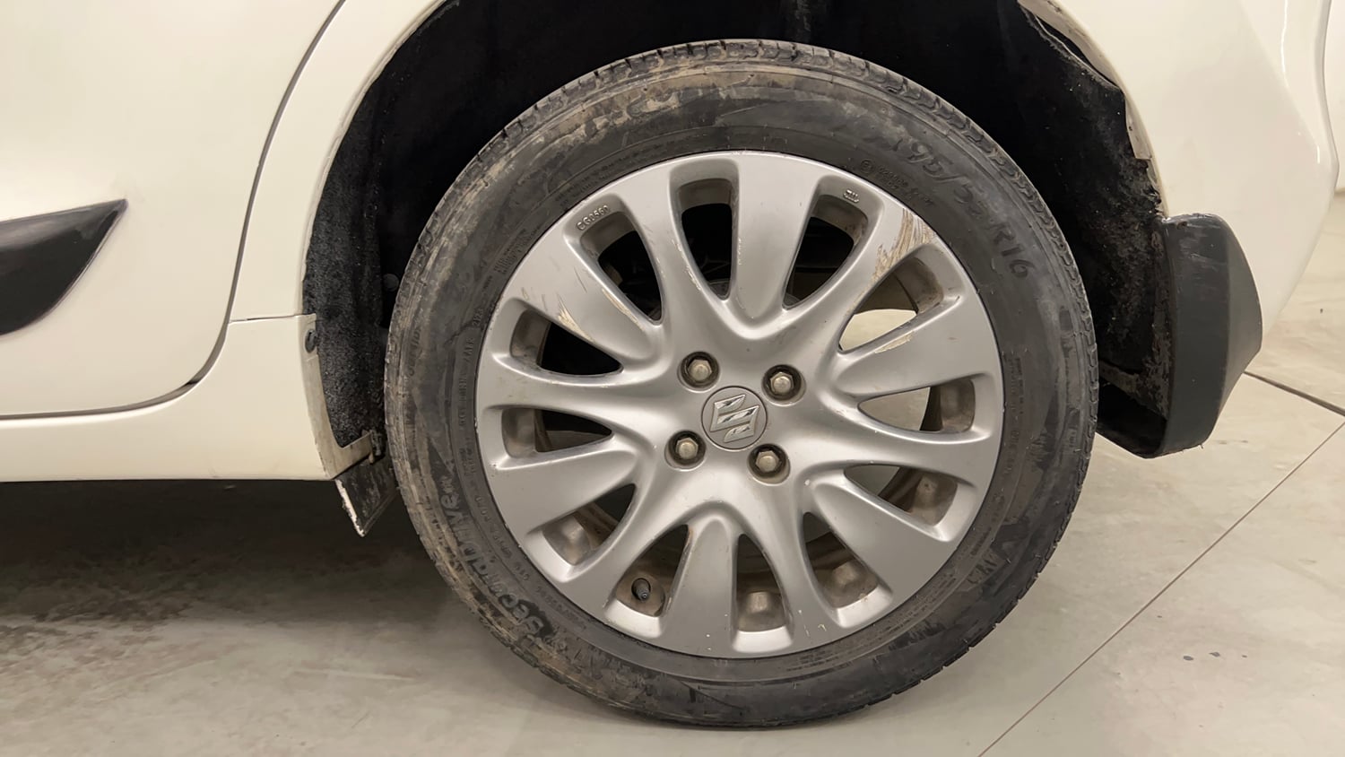 Used 2016 Maruti Suzuki Baleno Alpha 1.2 Petrol Manual tyres LEFT REAR TYRE RIM VIEW