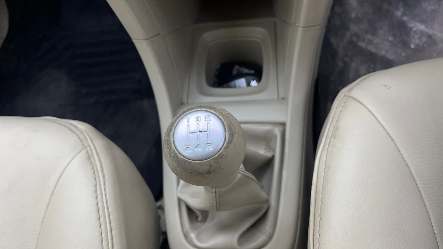 Used 2015 Maruti Suzuki Swift Dzire ZXI Petrol Manual interior GEAR  KNOB VIEW