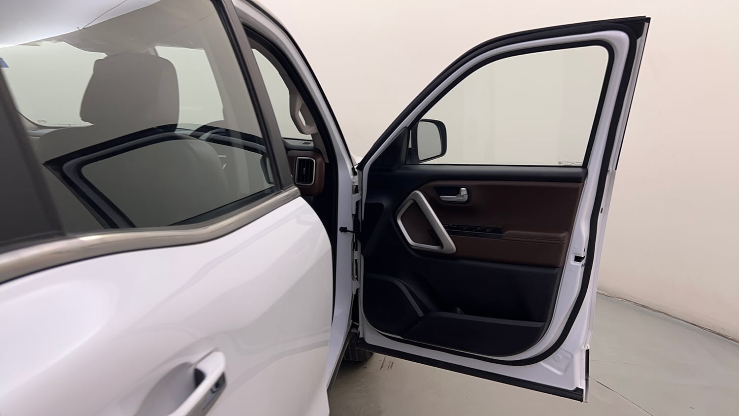 Used 2022 Mahindra Scorpio N Z8 L Petrol AT 6 STR Petrol Automatic interior RIGHT FRONT DOOR OPEN VIEW