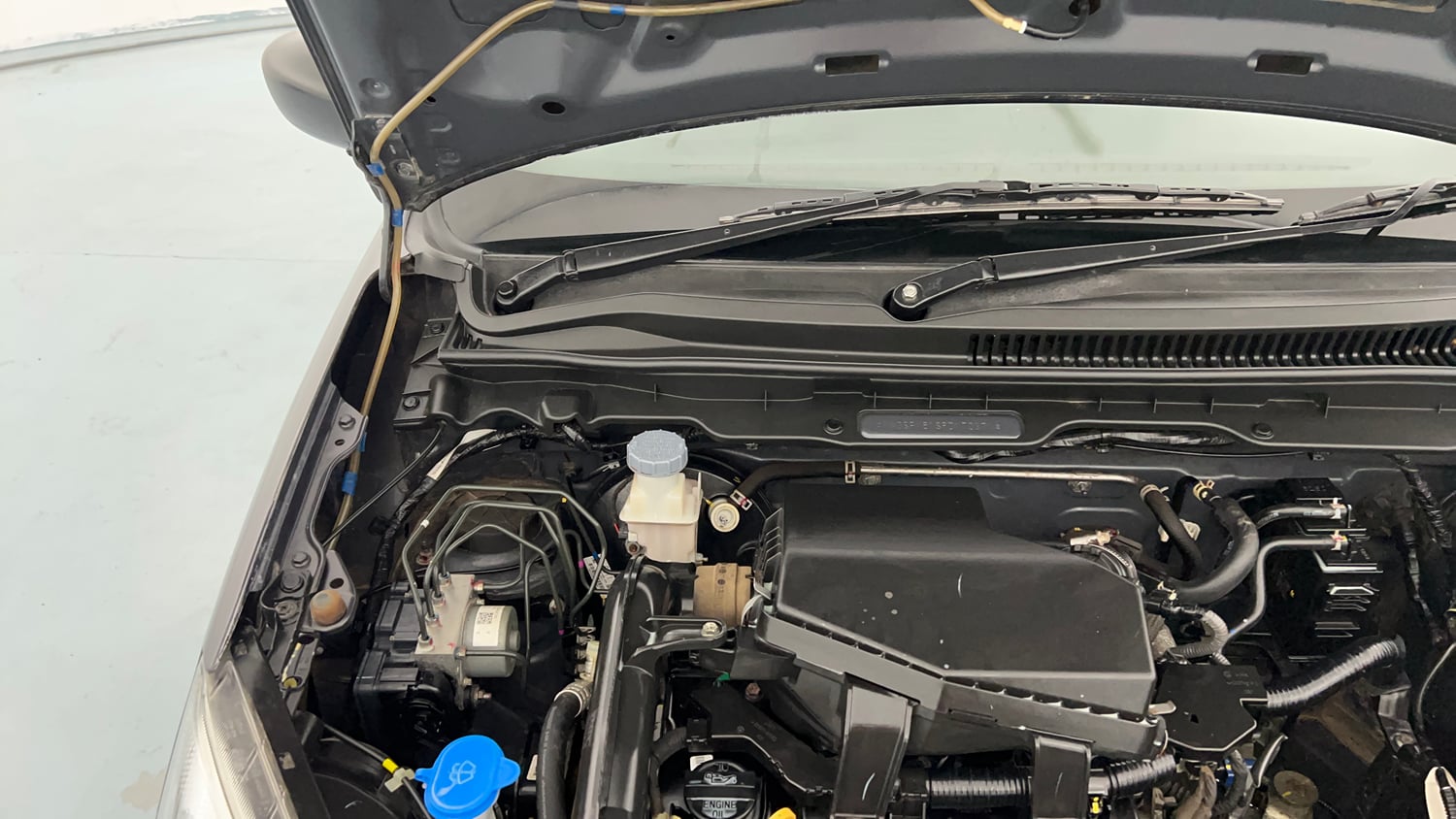 Used 2023 Maruti Suzuki Alto K10 VXi Petrol Manual engine ENGINE RIGHT SIDE HINGE & APRON VIEW