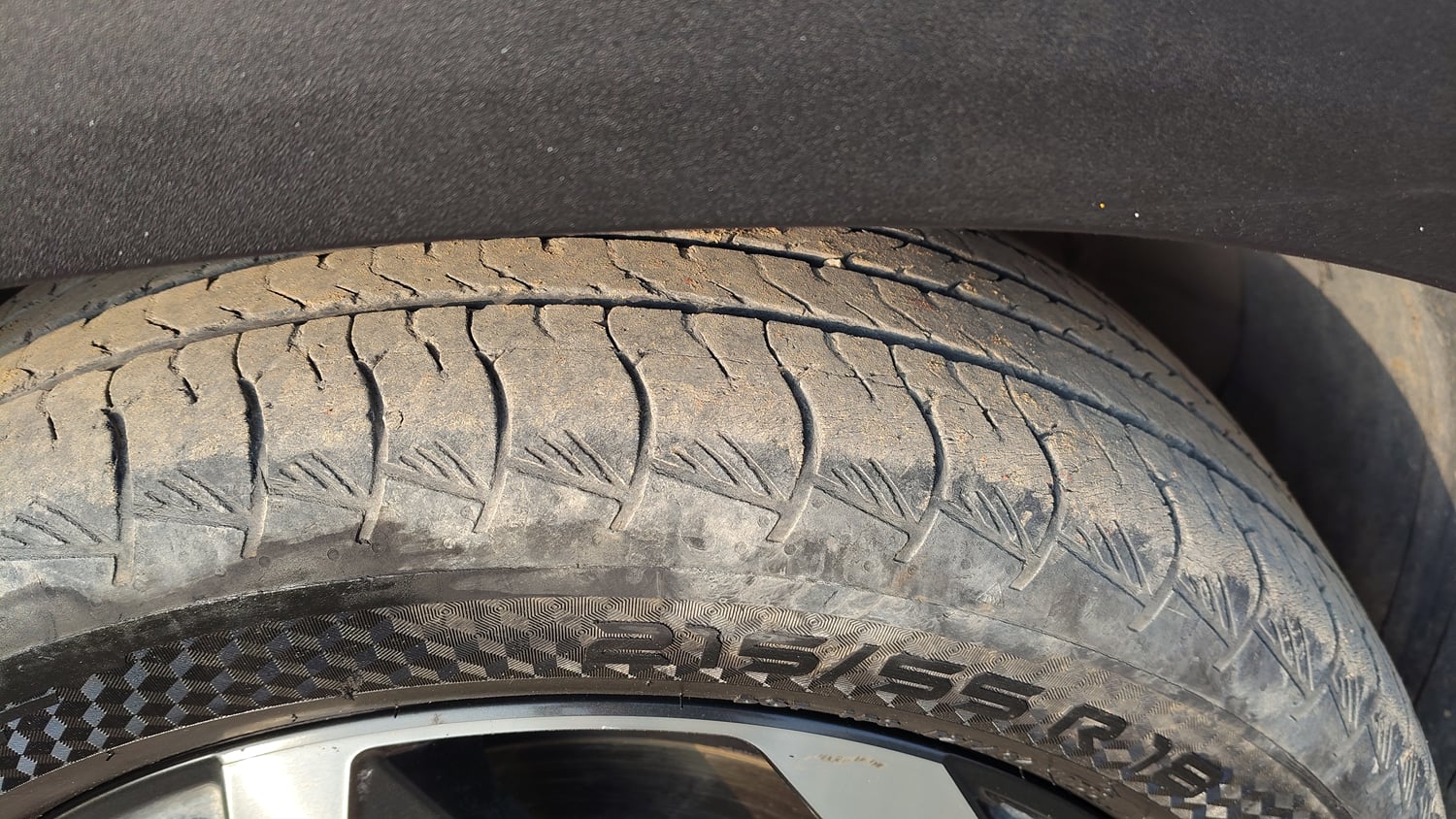 Used 2022 Hyundai Alcazar Signature (O) 6 STR 1.5 Diesel AT Diesel Automatic tyres LEFT FRONT TYRE TREAD VIEW