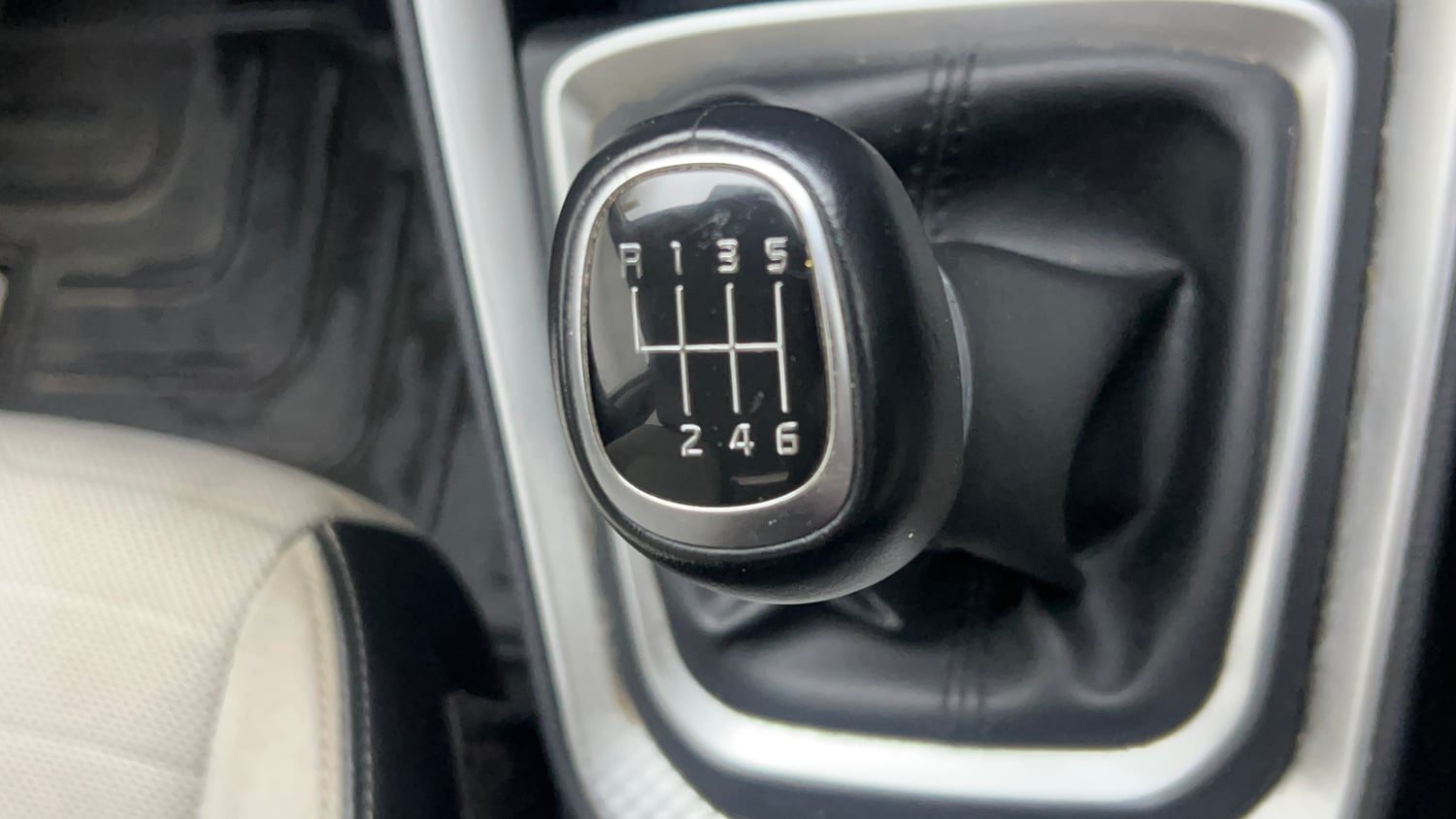 Used 2023 Kia Sonet HTX 1.5 Diesel Manual interior GEAR  KNOB VIEW