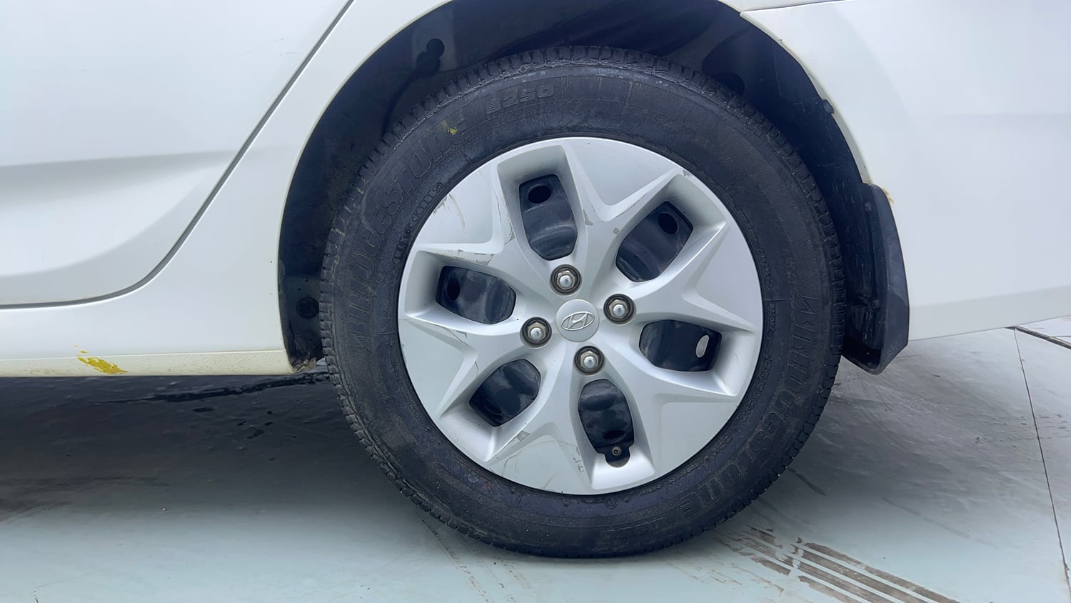 Used 2015 Hyundai Verna 1.4 VTVT Petrol Manual tyres LEFT REAR TYRE RIM VIEW