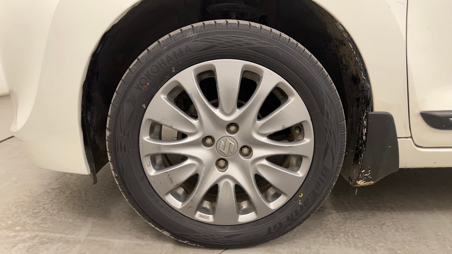Used 2016 Maruti Suzuki Baleno Alpha 1.2 Petrol Manual tyres LEFT FRONT TYRE RIM VIEW