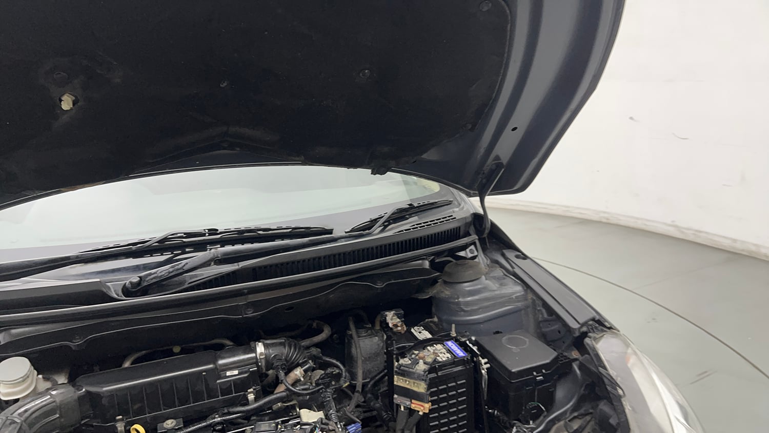 Used 2022 Maruti Suzuki Ciaz Delta 1.5 Petrol Manual engine ENGINE LEFT SIDE HINGE & APRON VIEW