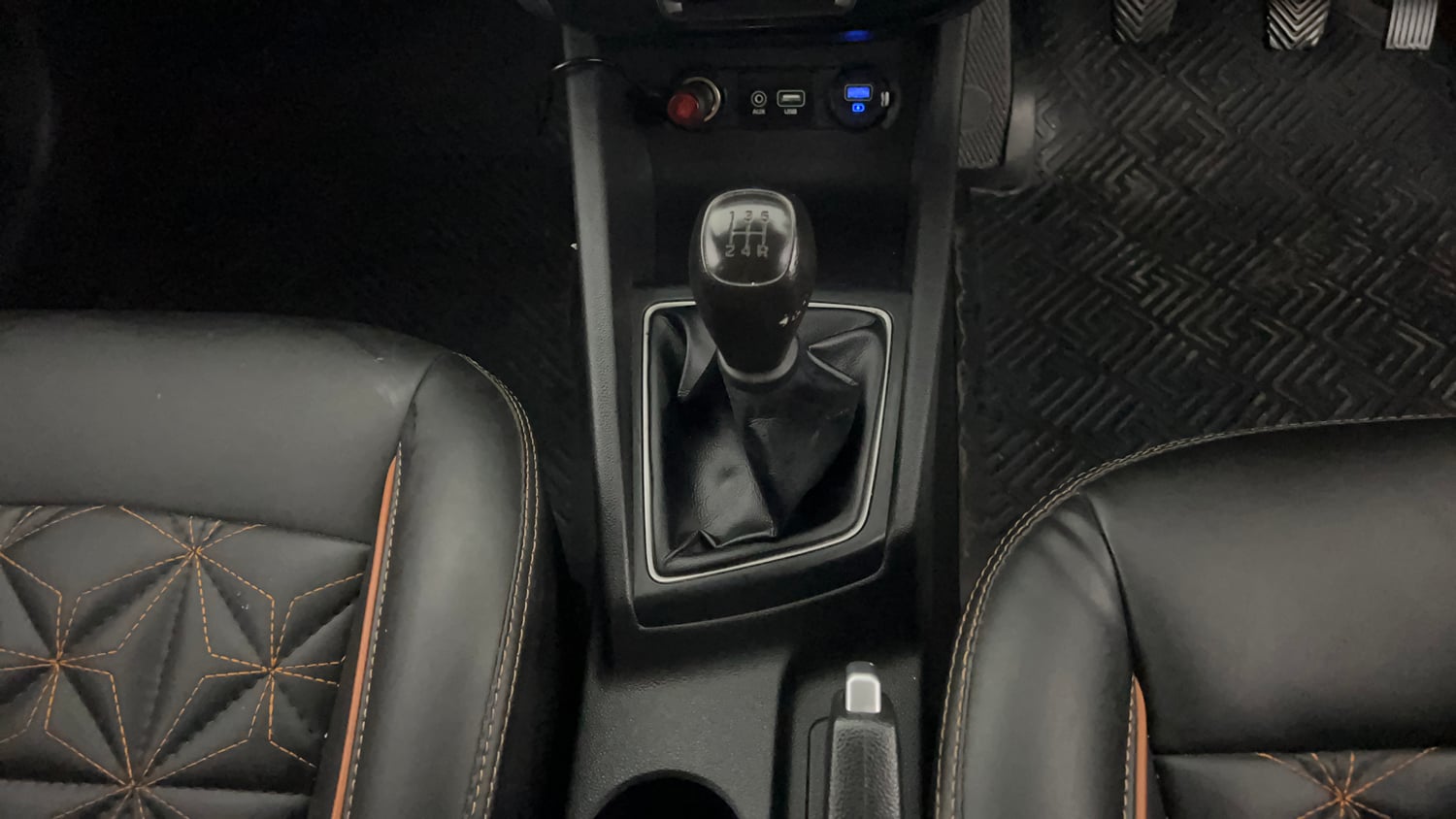 Used 2020 Hyundai Elite i20 Sportz Plus 1.2 Petrol Manual interior GEAR  KNOB VIEW