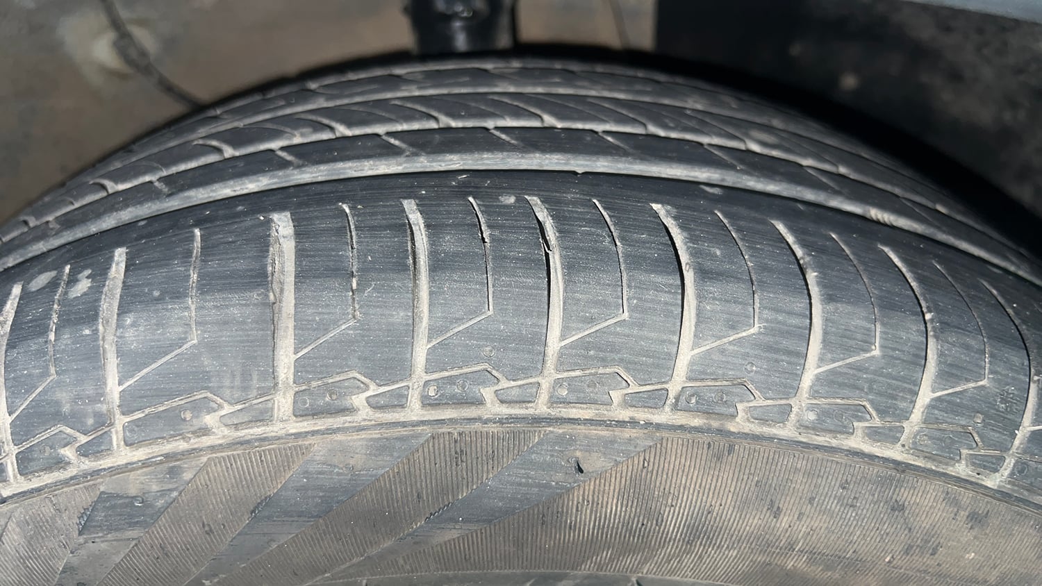 Used 2023 Kia Sonet HTX 1.5 Diesel Manual tyres RIGHT FRONT TYRE TREAD VIEW