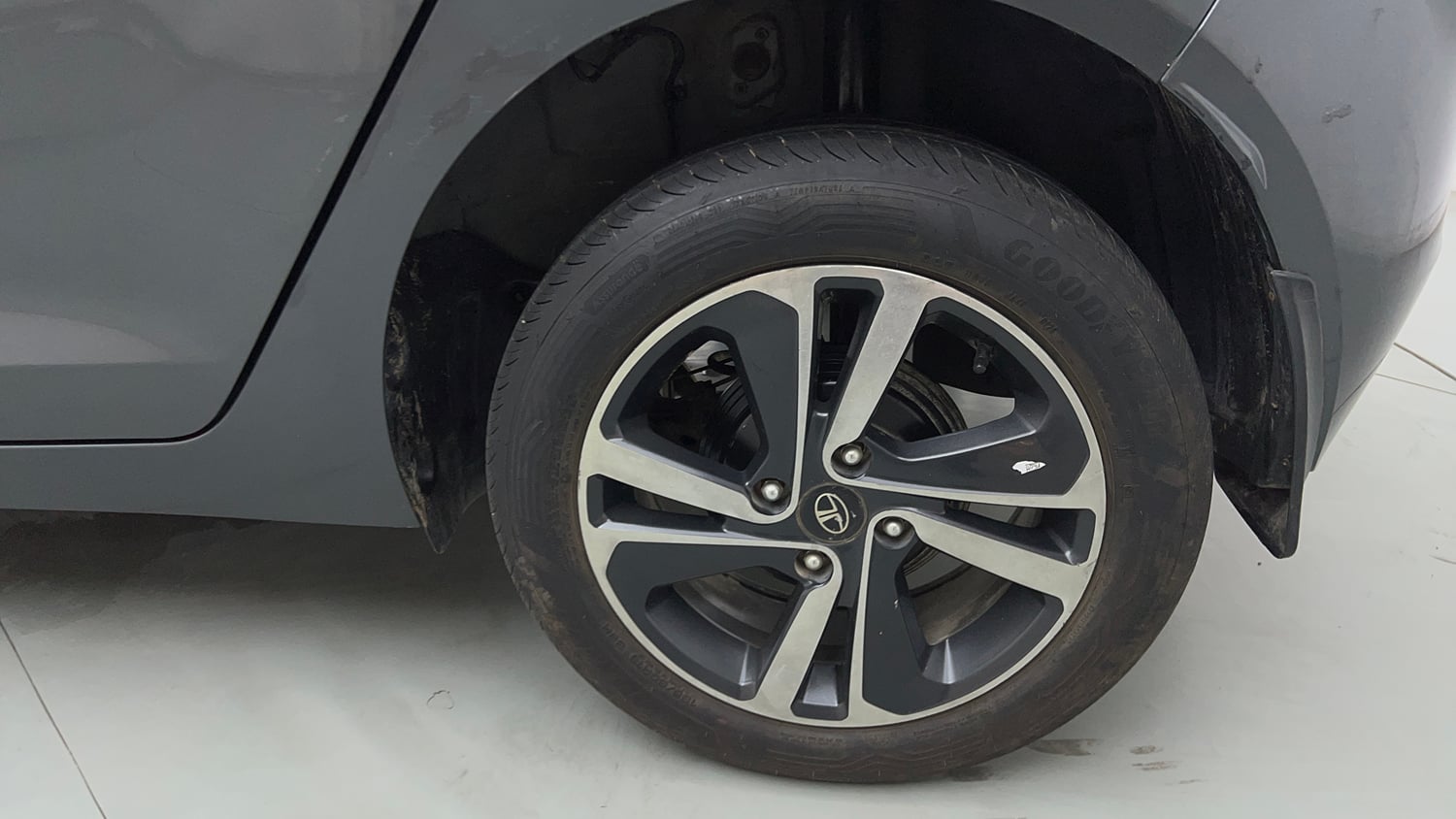 Used 2025 Tata Altroz XZA Petrol Petrol Automatic tyres LEFT REAR TYRE RIM VIEW