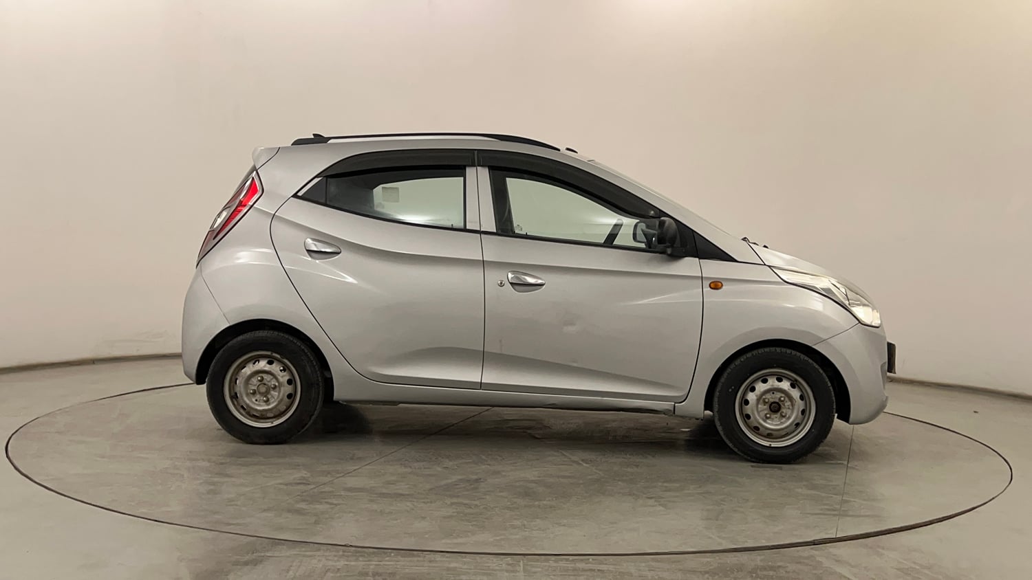Used 2018 Hyundai Eon Era + Petrol Manual exterior RIGHT SIDE VIEW