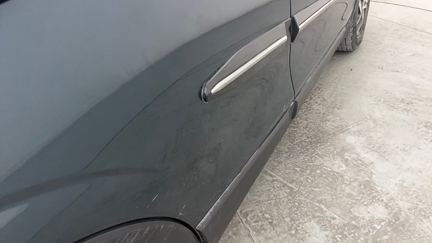 Used 2023 Mahindra XUV 300 W8 (O) 1.2 Petrol AMT Petrol Automatic dents MINOR DENT