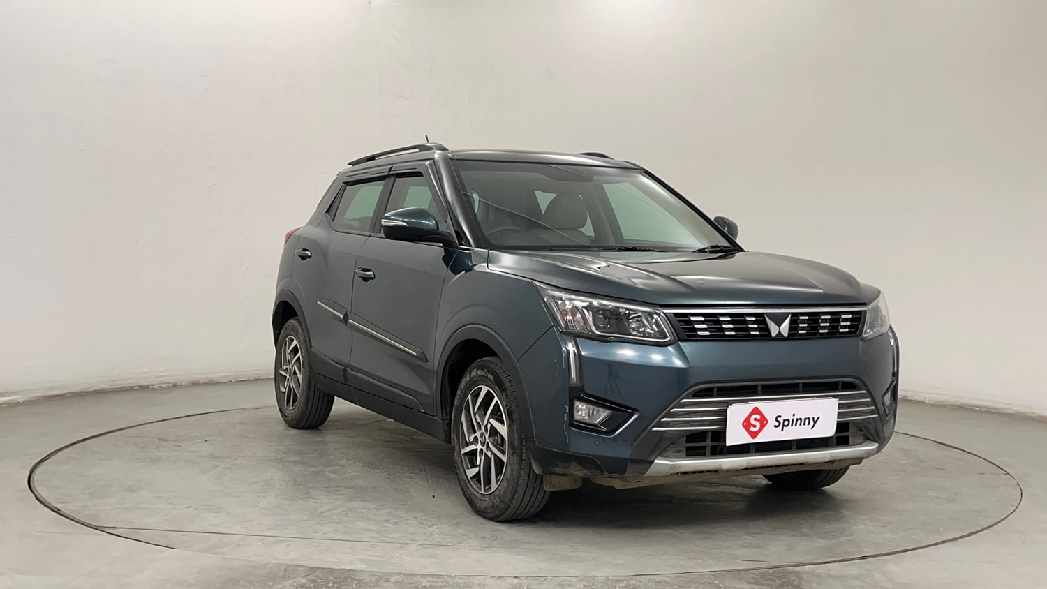 Used 2023 Mahindra XUV 300 W8 (O) 1.2 Petrol AMT Petrol Automatic exterior RIGHT FRONT CORNER VIEW