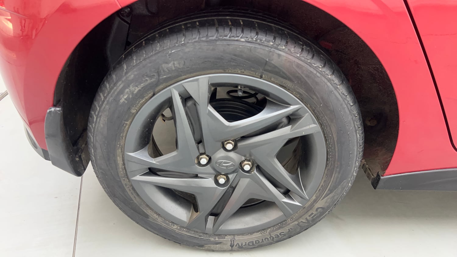 Used 2021 Hyundai i20 Sportz 1.2 MT Petrol Manual tyres RIGHT REAR TYRE RIM VIEW