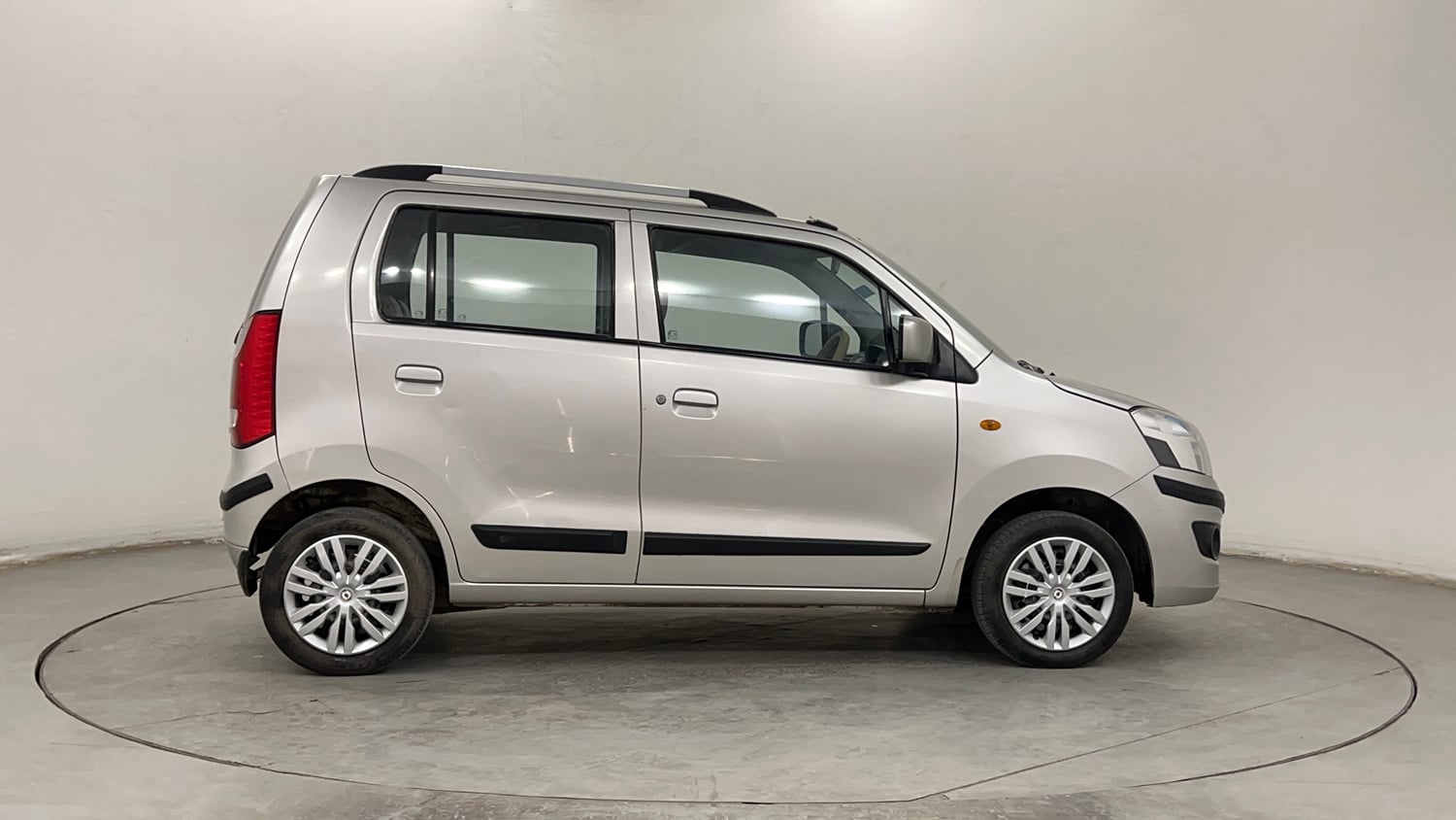 Used 2015 Maruti Suzuki Wagon R VXI Petrol Manual exterior RIGHT SIDE VIEW