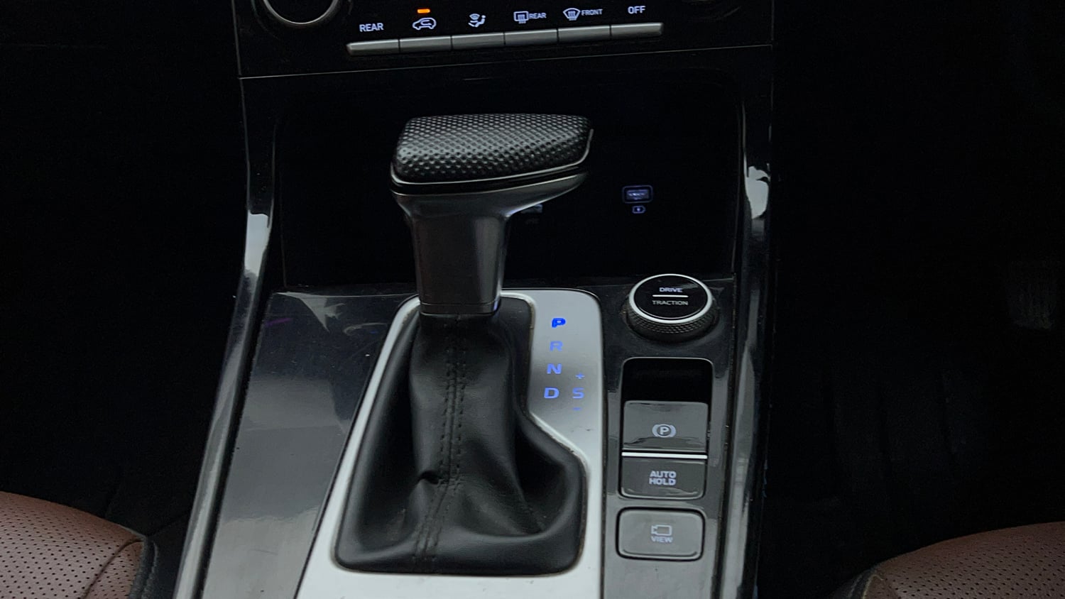 Used 2024 Hyundai Alcazar Platinum (O) 7 Seater 1.5 Diesel AT Diesel Automatic interior GEAR  KNOB VIEW
