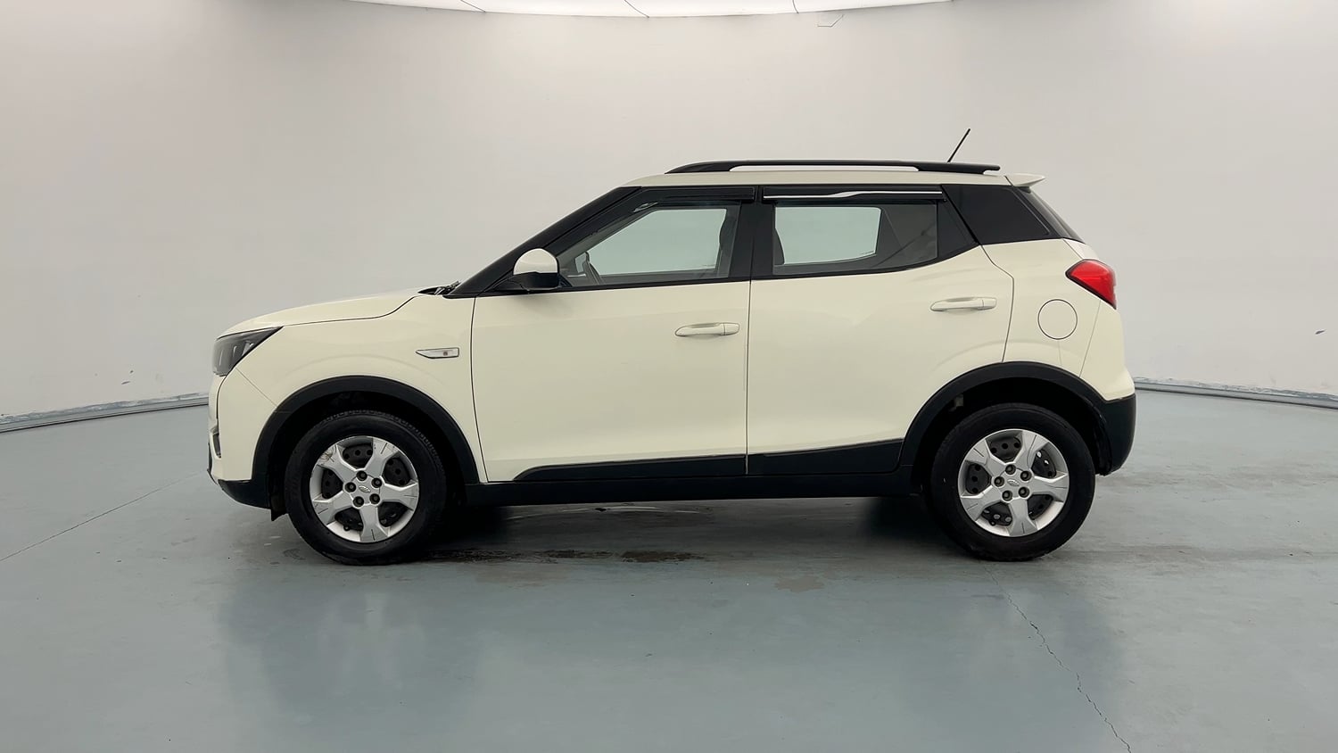 Used 2021 Mahindra XUV 300 W6 1.2 Petrol Petrol Manual exterior LEFT SIDE VIEW