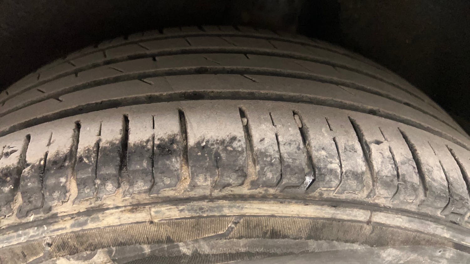 Used 2016 Maruti Suzuki Baleno Alpha 1.2 Petrol Manual tyres LEFT REAR TYRE TREAD VIEW