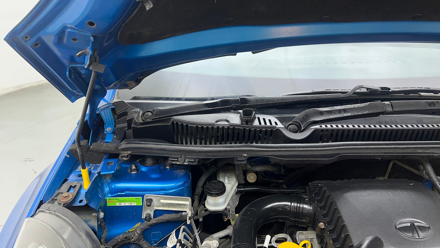Used 2018 Tata Nexon XM Petrol Manual engine ENGINE RIGHT SIDE HINGE & APRON VIEW