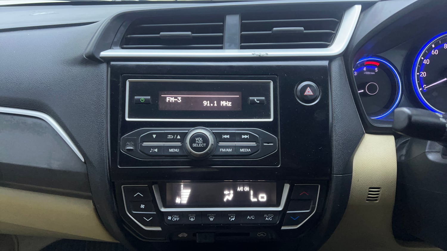 Used 2018 Honda Amaze 1.5 SX i-DTEC Diesel Manual interior MUSIC SYSTEM & AC CONTROL VIEW