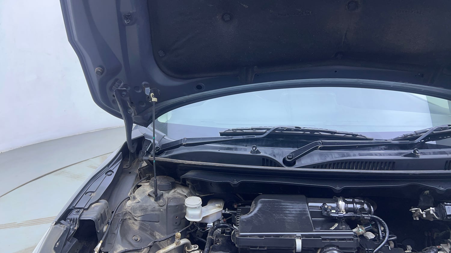 Used 2022 Maruti Suzuki Baleno Sigma MT Petrol Manual engine ENGINE RIGHT SIDE HINGE & APRON VIEW