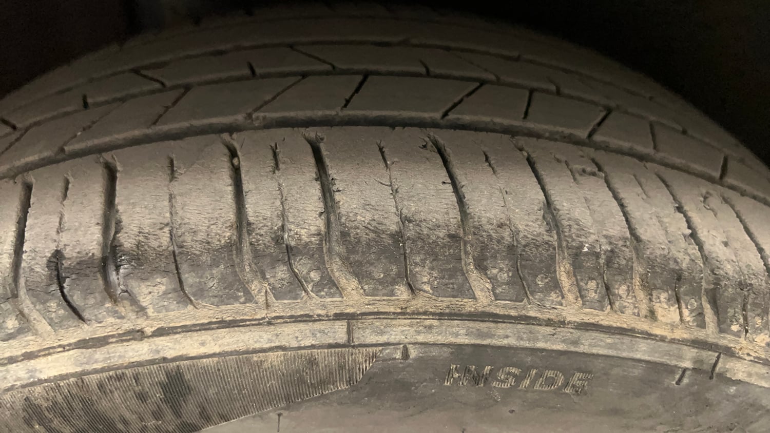 Used 2016 Maruti Suzuki Baleno Alpha 1.2 Petrol Manual tyres RIGHT REAR TYRE TREAD VIEW