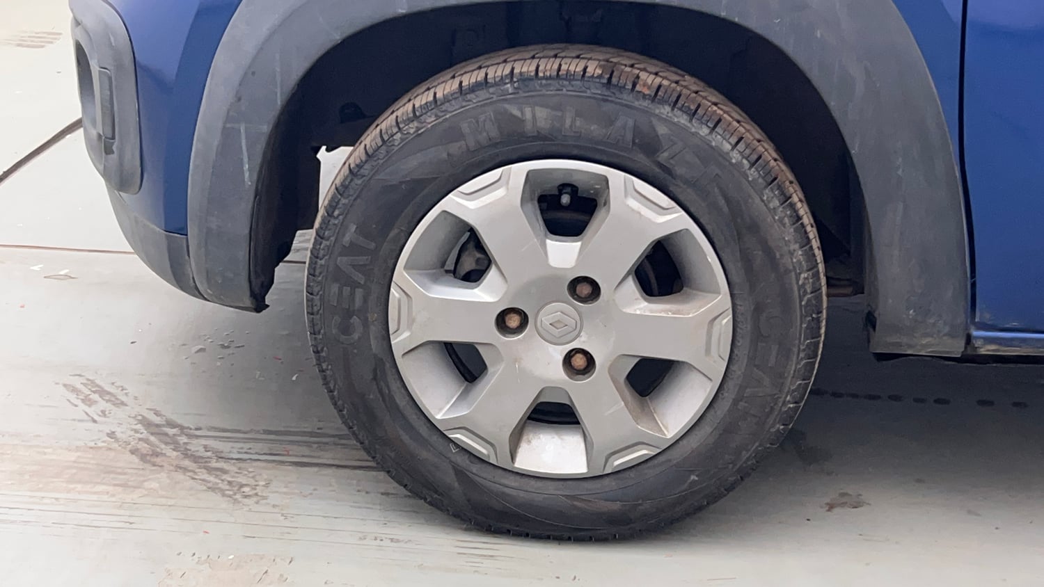 Used 2018 Renault Kwid CLIMBER 1.0 Petrol Manual tyres LEFT FRONT TYRE RIM VIEW