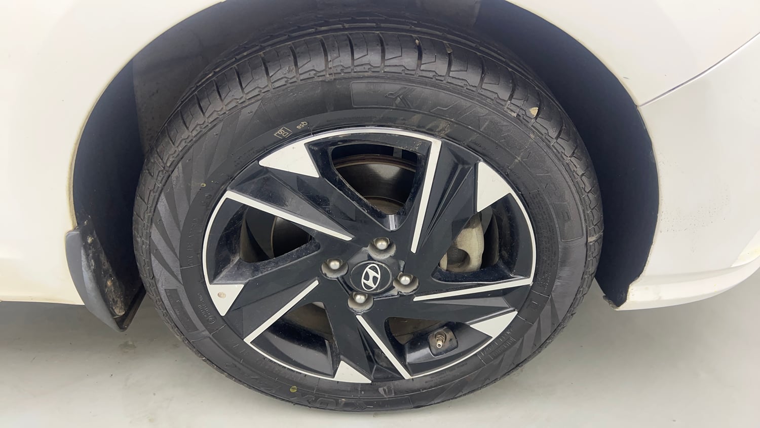 Used 2021 Hyundai Verna SX (O) 1.0 Turbo DCT Petrol Automatic tyres RIGHT FRONT TYRE RIM VIEW