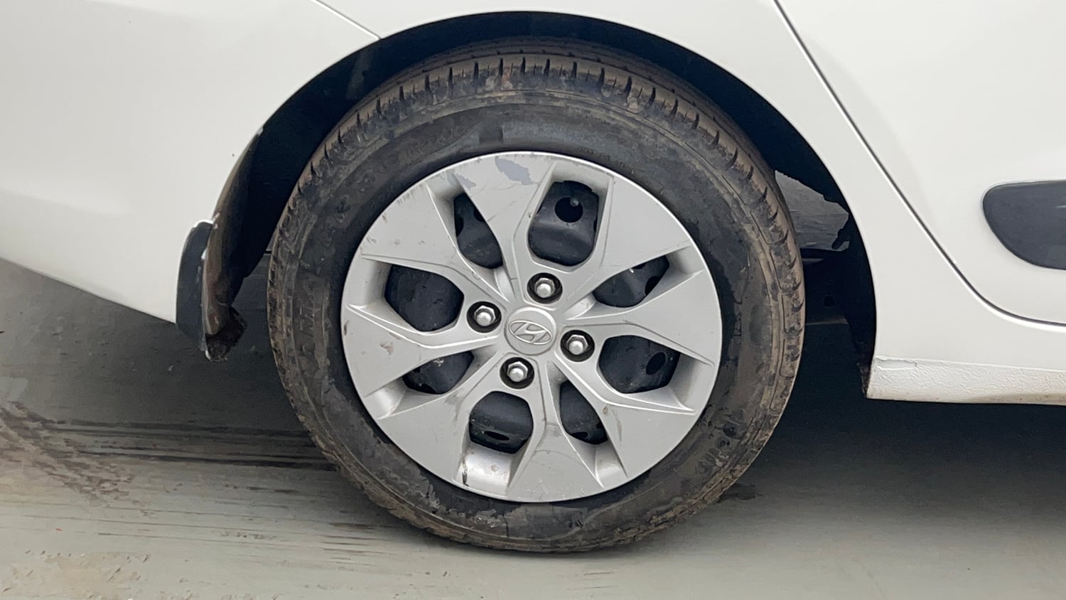 Used 2020 Hyundai Xcent S Petrol Manual tyres RIGHT REAR TYRE RIM VIEW