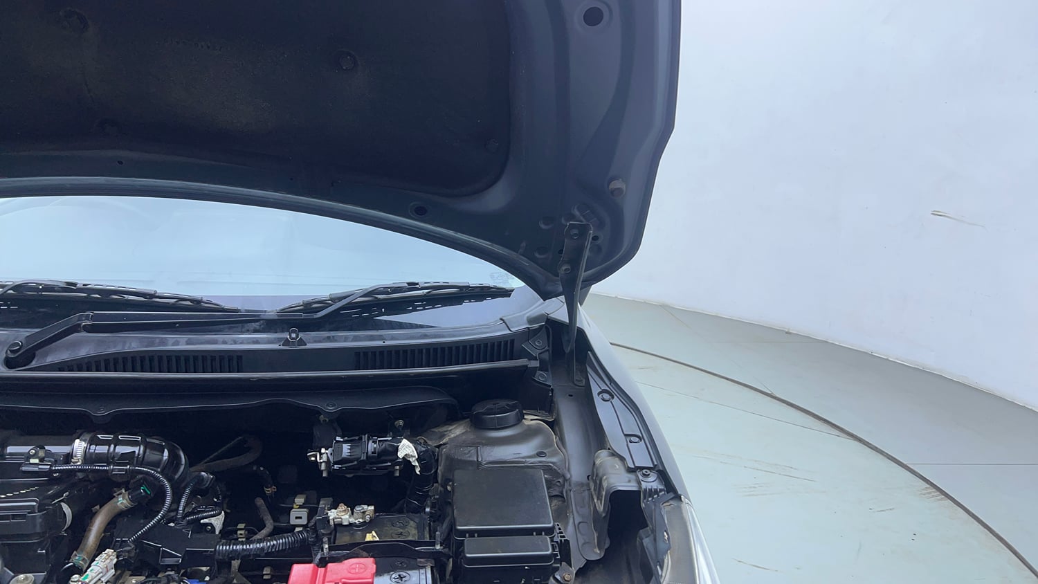 Used 2022 Maruti Suzuki Baleno Sigma MT Petrol Manual engine ENGINE LEFT SIDE HINGE & APRON VIEW