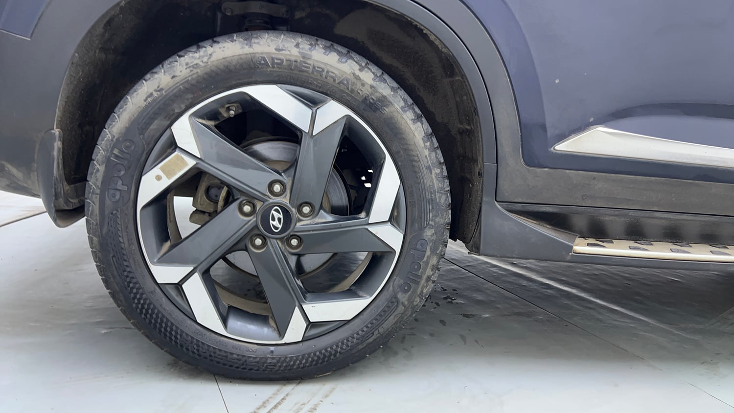Used 2022 Hyundai Alcazar Signature (O) 7 Seater 1.5 Diesel AT Diesel Automatic tyres RIGHT REAR TYRE RIM VIEW