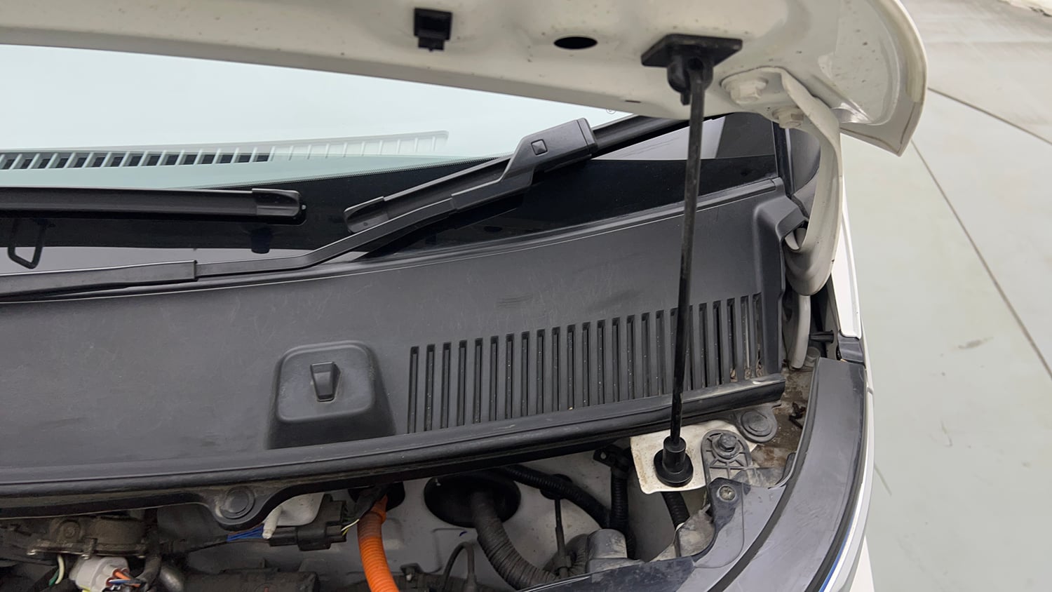 Used 2024 MG Motors Comet EV Excite Electric Automatic engine ENGINE LEFT SIDE HINGE & APRON VIEW