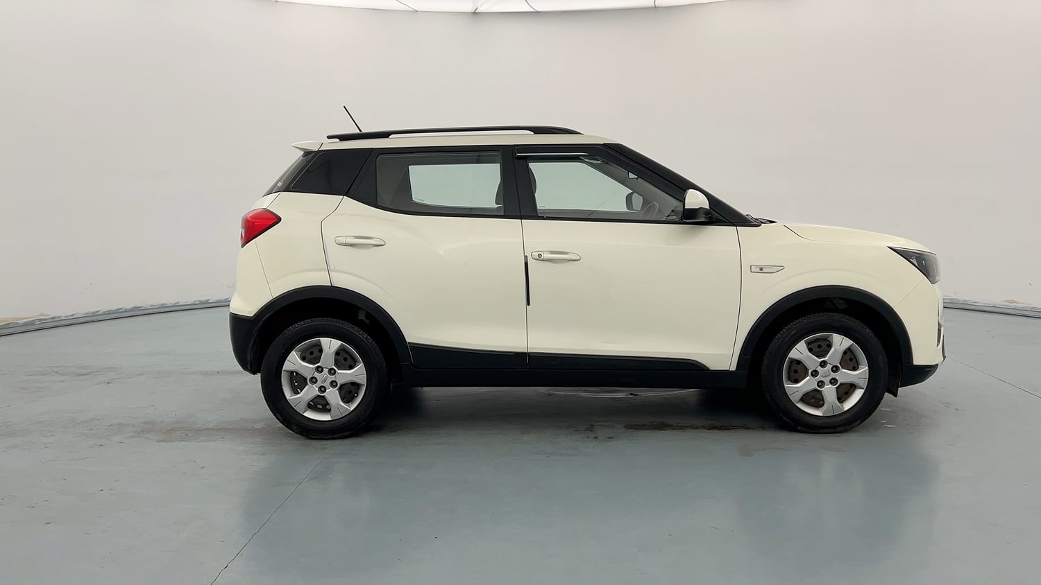 Used 2021 Mahindra XUV 300 W6 1.2 Petrol Petrol Manual exterior RIGHT SIDE VIEW