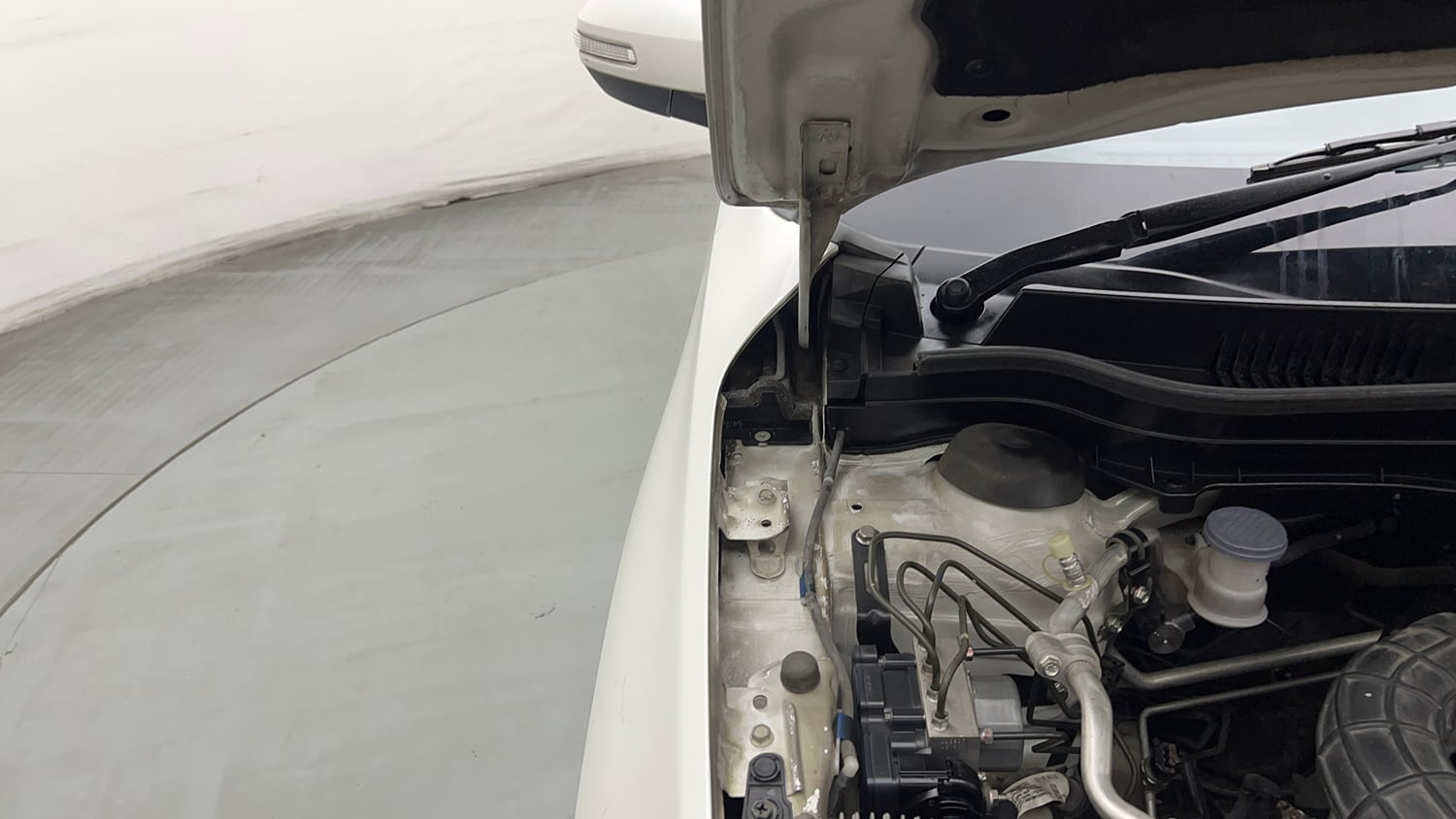 Used 2021 maruti-suzuki Vitara Brezza ZXi Plus Petrol Manual engine ENGINE RIGHT SIDE HINGE & APRON VIEW