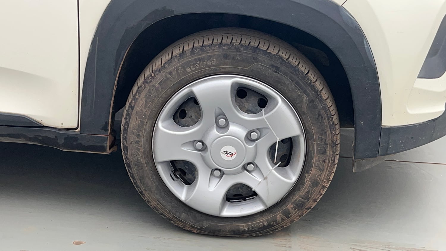 Used 2018 Mahindra KUV100 NXT K6 Plus 6 STR Petrol Manual tyres RIGHT FRONT TYRE RIM VIEW
