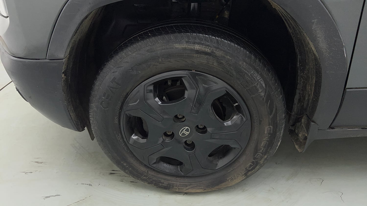 Used 2024 Tata Punch Accomplished iCNG Cng Manual tyres LEFT FRONT TYRE RIM VIEW