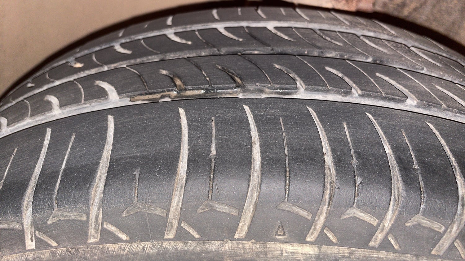 Used 2014 Volkswagen Polo Comfortline 1.2L (P) Petrol Manual tyres LEFT FRONT TYRE TREAD VIEW